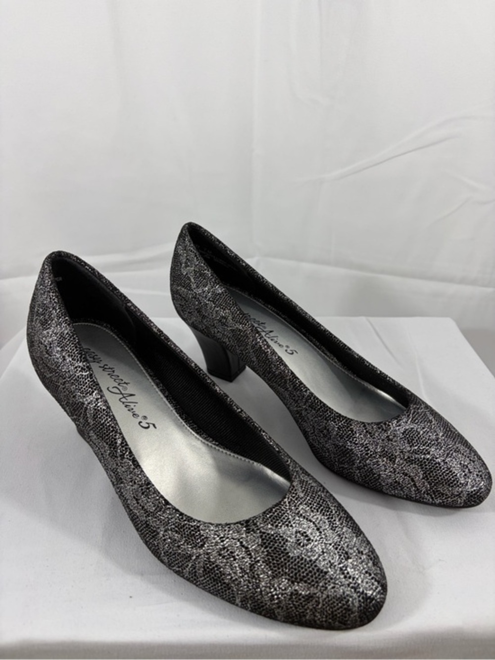 NWT Easy Street Women's Size 7 Metallic Black Silver Patterned 2 Inch Heel Pumps